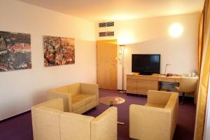 Televízia a/alebo spoločenská miestnosť v ubytovaní Hotel DAP