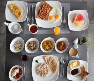 Opsi sarapan yang tersedia untuk tamu di Maagiri Hotel