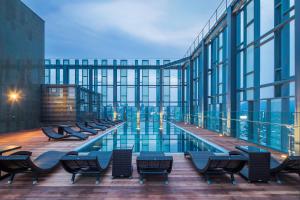 
The swimming pool at or near Novotel Ambassador Seoul Dongdaemun Hotels & Residences
