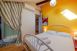 - une chambre avec un lit blanc et une fenêtre dans l'établissement Le Toulousain by Cocoonr, à Toulouse