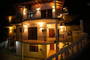 Una vista nocturna de un edificio con luces. en Kandyan Fo Rest en Kandy
