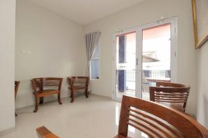 Χώρος καθιστικού στο RedDoorz Syariah near Metropolitan Mall Bekasi