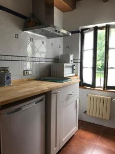 Virtuvė arba virtuvėlė apgyvendinimo įstaigoje Les Piperes