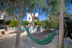 Bazén v ubytování Sunny Rhodes Villa nebo v jeho okolí
