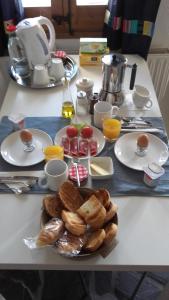 uma mesa com um prato de pão e outros alimentos em Cala Clareta em Castellfollit de la Roca