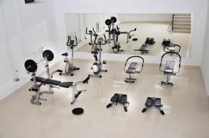 una habitación con sillas y equipo de ejercicio. en Tumar Hotel, en Aktobe