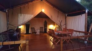 Posezení v ubytování Losinj Glamping - Camp Čikat - Wild