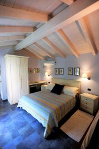 una camera con un grande letto in una stanza con soffitti in legno di B&B Villa Dei Pini a Cannobio