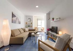 een woonkamer met een bank en een tv bij Mar de Santiago 3B in Las Palmas de Gran Canaria