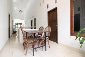a dining room with a table and chairs at RedDoorz @ Seturan Raya in Yogyakarta