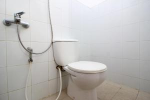 Koupelna v ubytování RedDoorz @ Seturan Raya
