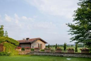 una casa con una pared de piedra y flores en un patio en Borgo Santa Giulia, en Corte Franca