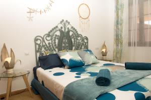 コティージョにあるCasa Neseaのベッドルーム1室(青と白の掛け布団付きのベッド1台付)