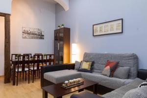 salon z kanapą i stołem w obiekcie Cozy Apartment in Plaza Mayor Square by Batuecas w Madrycie