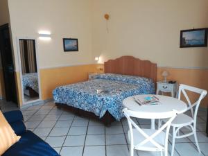 1 dormitorio con cama, mesa, mesa y silla en Santa Lucia 50, en Nápoles