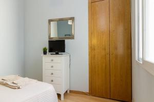 Telewizja i/lub zestaw kina domowego w obiekcie Cozy Apartment in Plaza Mayor Square by Batuecas