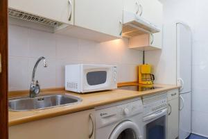 Kuchnia lub aneks kuchenny w obiekcie Cozy Apartment in Plaza Mayor Square by Batuecas
