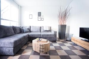 - un salon avec un canapé et une table basse dans l'établissement Puur Mechelen, à Malines