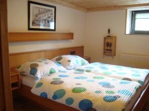 een slaapkamer met een bed en twee kussens erop bij Apartment Mühlenberg in Winterberg