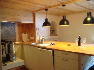 een keuken met een aanrecht met twee hanglampen bij Apartment Mühlenberg in Winterberg