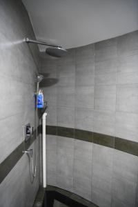 Chengde Kai Ren Hua Fu Jiu Dian (Bi Shu Shan Zhuang Dian) في تشنغده: كشك للاستحمام في الحمام مع دش