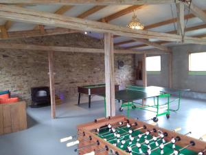 - une salle de ping-pong avec une table de ping-pong dans l'établissement De Ploeg, à Manderfeld