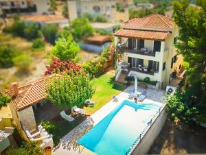 una vista aérea de una casa con piscina en Aphrodite's House en Porto Heli