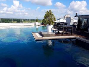 Piscina di Pal Heights Mantra o nelle vicinanze