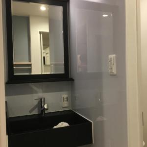baño con lavabo negro y espejo en Tokyo inn Sakura An, en Tokio
