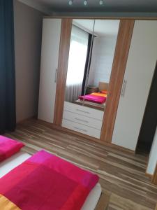ein Schlafzimmer mit einem großen Spiegel und einem Bett in der Unterkunft Appartement Inge in Kaprun