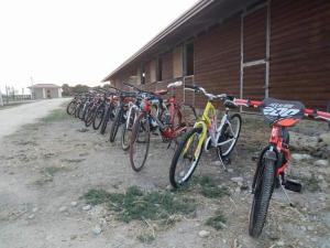 eine Reihe von Fahrrädern, die neben einem Gebäude geparkt sind in der Unterkunft Villaggio San Demetrio in Carlentini