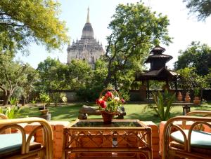 En hage utenfor KMA Bagan Hotel