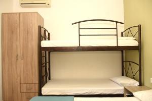 Postel nebo postele na pokoji v ubytování Anna Pousi Studios & Apartment
