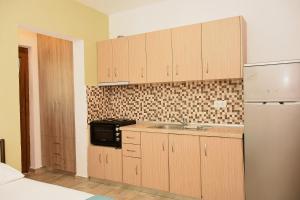 Kuchyň nebo kuchyňský kout v ubytování Anna Pousi Studios & Apartment