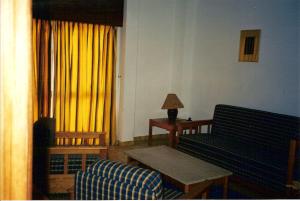 una sala de estar con un sofá y una mesa en ALTURA T1, en Altura
