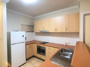 A kitchen or kitchenette at City Plaza Apartments