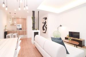 - un salon avec un canapé blanc et une table dans l'établissement Beautiful Apartment in Quevedo by Batuecas, à Madrid