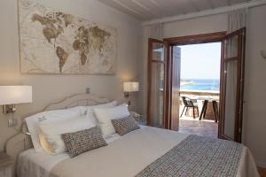 um quarto com uma cama com um mapa na parede em Limeni Inn Boutique Hotel Adults only 12plus em Limeni