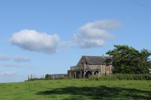 una vieja casa en una colina en un campo en Clyne Farm Centre, en Mumbles