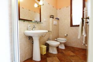 La salle de bains est pourvue d'un lavabo et de toilettes. dans l'établissement Agriturismo di Paterno, à Sarzana