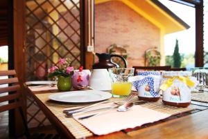un tavolo con un piatto e un bicchiere di succo d'arancia di Agriturismo di Paterno a Sarzana