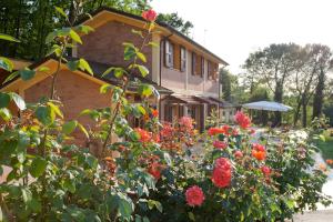 una casa con un mazzo di fiori davanti di Agriturismo di Paterno a Sarzana