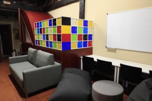 una habitación con una silla y un cubo colorido en la pared en Albergue Uztartza, en Aduna