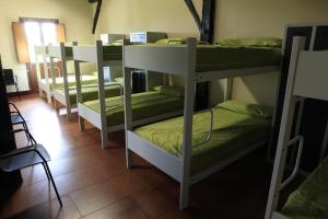 Bunk bed o mga bunk bed sa kuwarto sa Albergue Uztartza