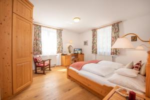 Schlafzimmer mit einem Bett und einem Schreibtisch in der Unterkunft Villa St. Georg in Bad Hofgastein
