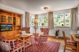 ein Wohnzimmer mit Stühlen und einem Tisch in der Unterkunft Villa St. Georg in Bad Hofgastein