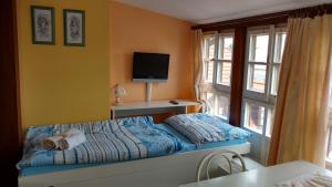 Uma cama ou camas num quarto em Dalmo