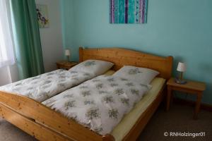 Postel nebo postele na pokoji v ubytování Ferienwohnung Holzinger