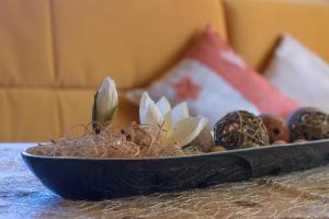 Eine schwarze Schüssel mit Blumen auf dem Tisch. in der Unterkunft Ferienwohnung Holzinger in Hauzenberg