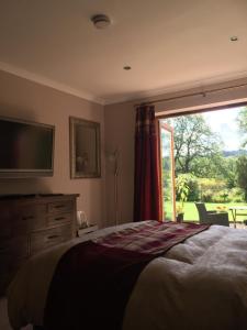 A bed or beds in a room at Riverside House 